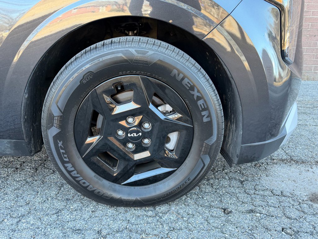 Used 2025 Kia Carnival LX image 9