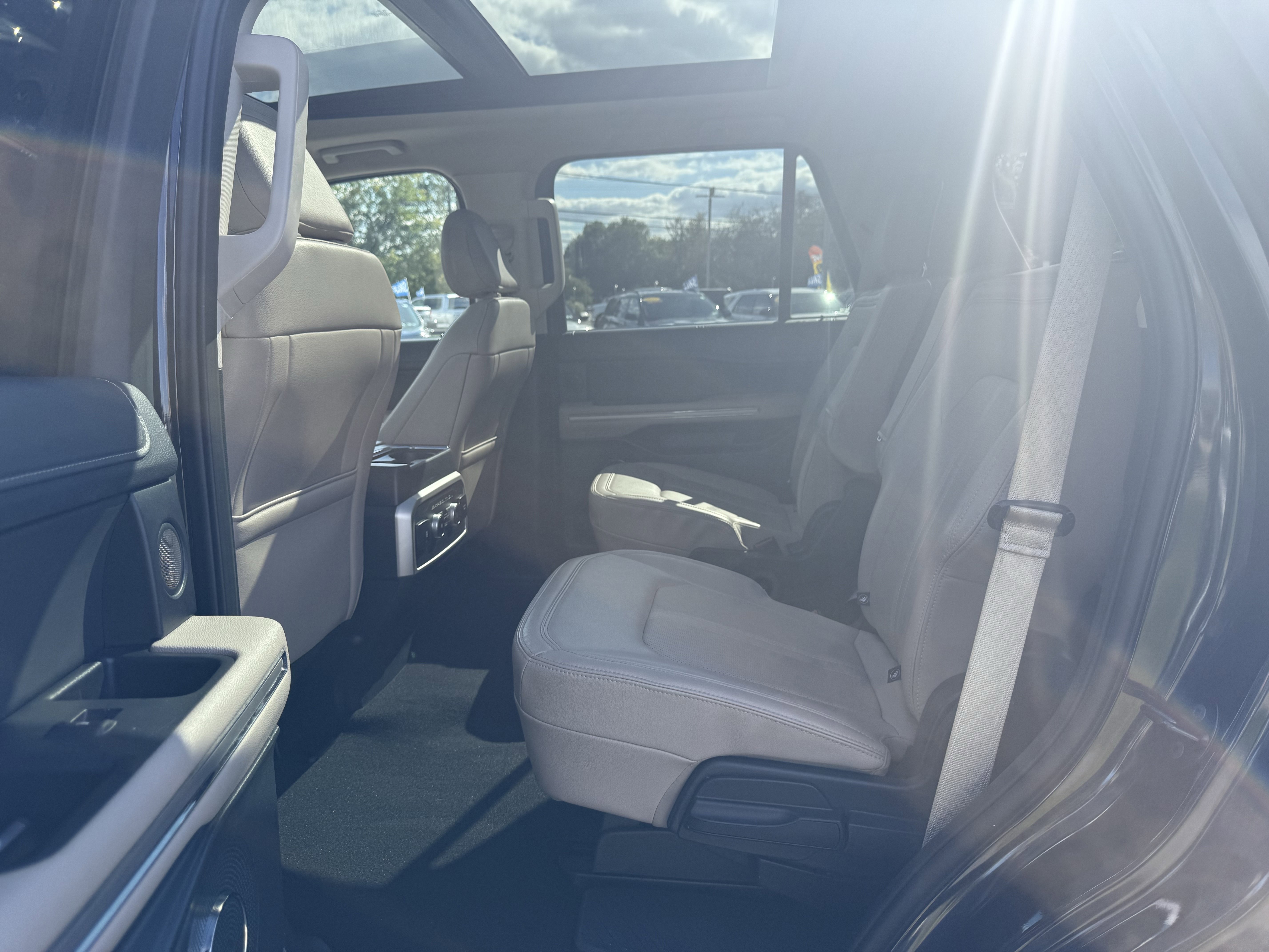 Used 2024 Ford Expedition Limited image 31