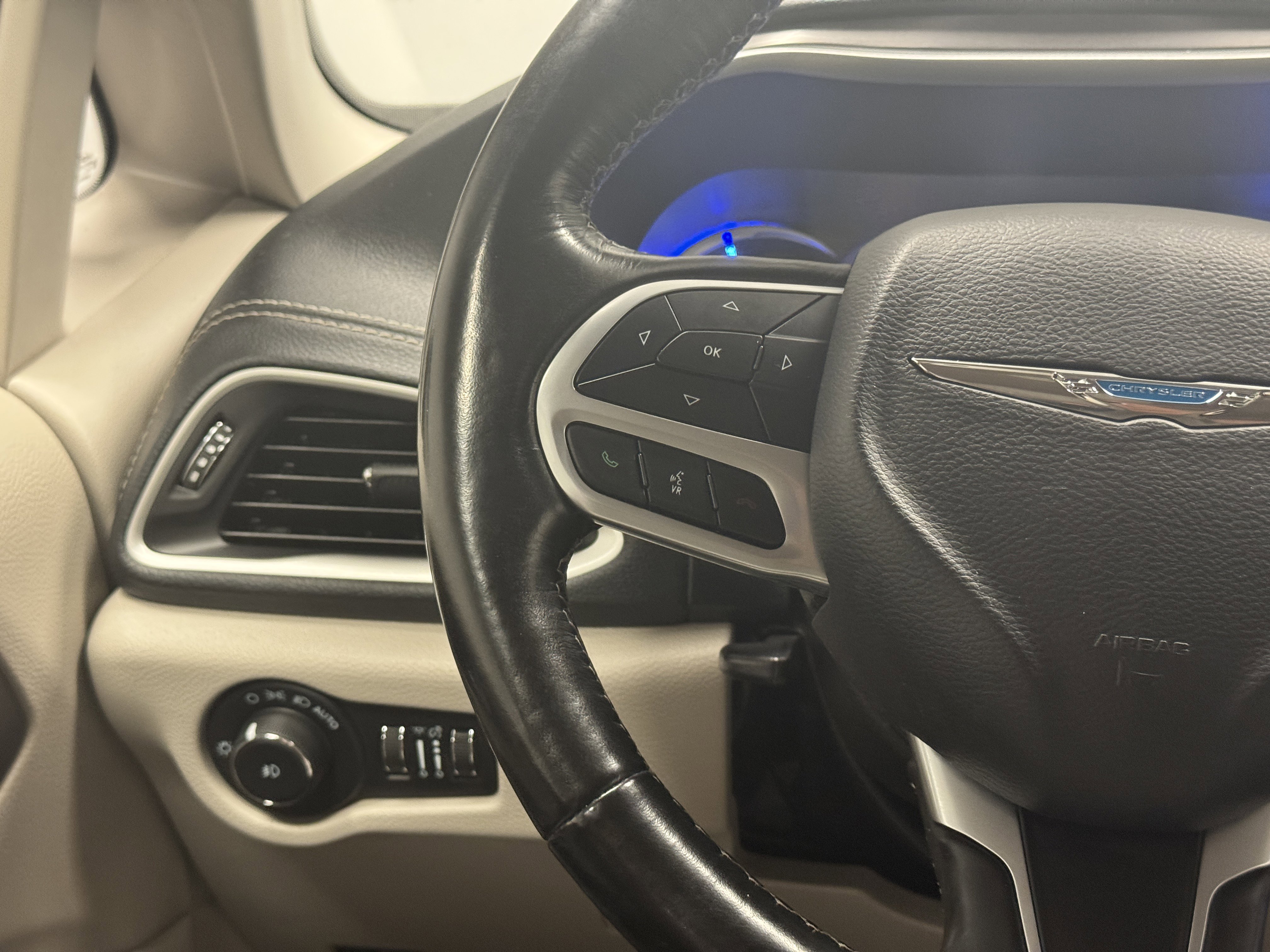 Used 2021 Chrysler Pacifica Touring-L image 21