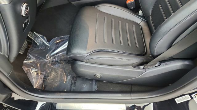 Used 2025 Mercedes-Benz GLC 350e 4MATIC image 35