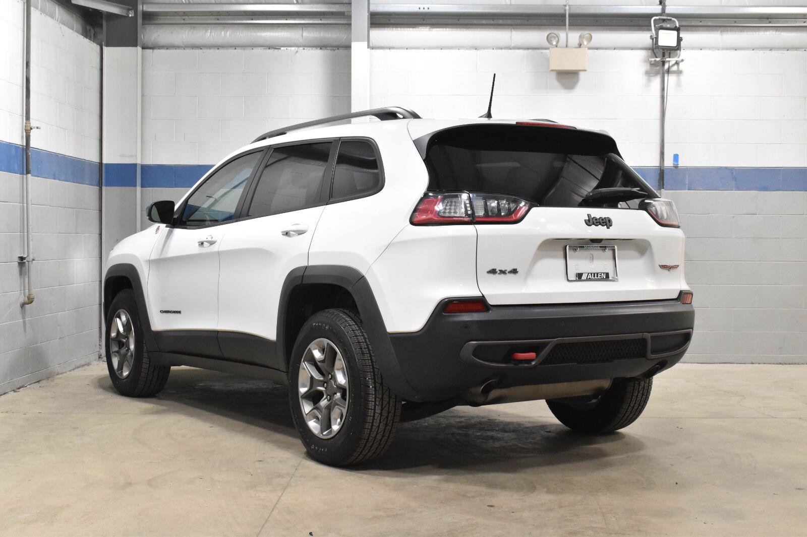 Used 2019 Jeep Cherokee Trailhawk AWD/4WD image 23