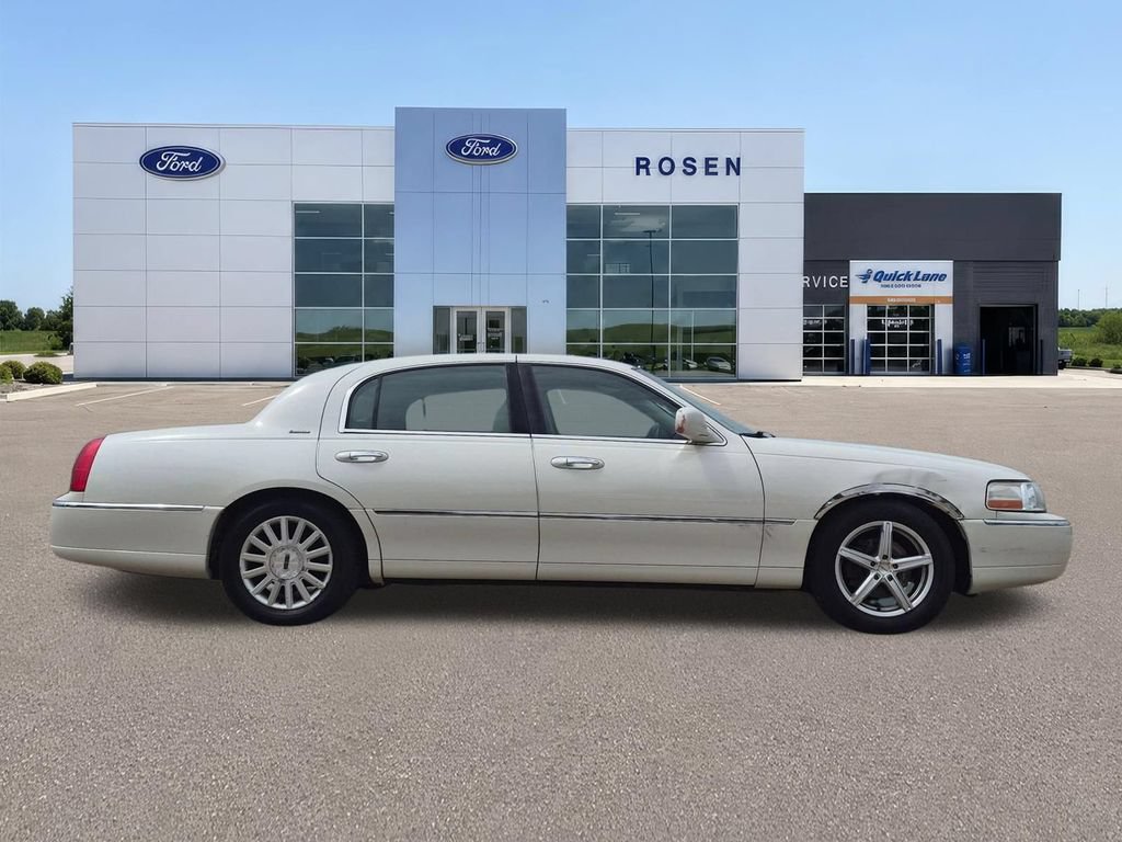 Used 2003 Lincoln Town Car Executive RWD image 2