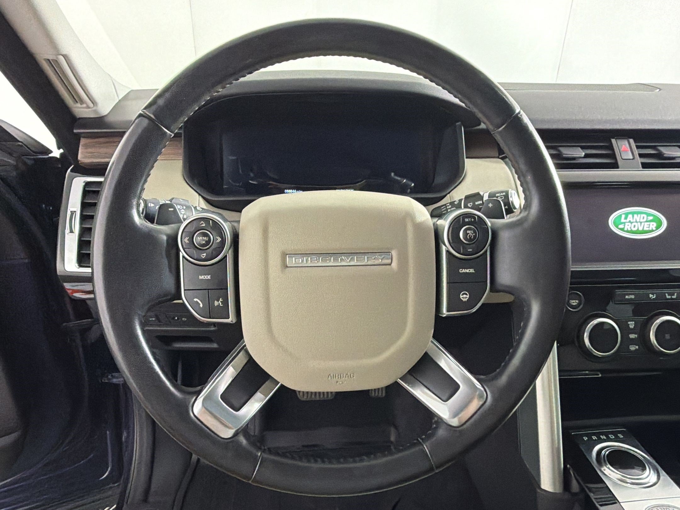 Used 2018 Land Rover Discovery HSE AWD/4WD image 18