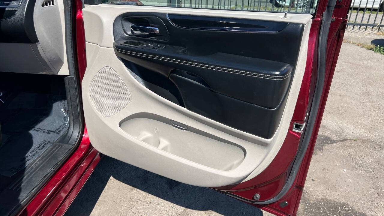 Used 2017 Dodge Grand Caravan SXT FWD image 36