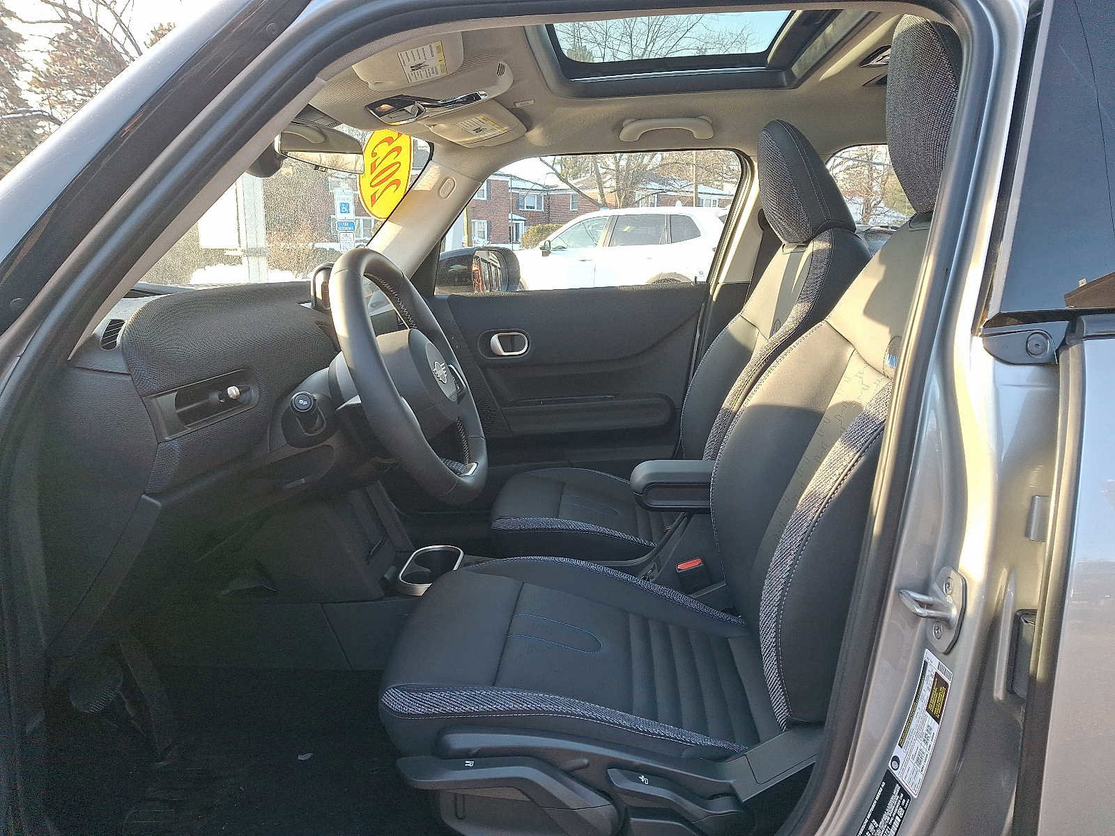 Used 2025 MINI Cooper 4-Door Hardtop image 14