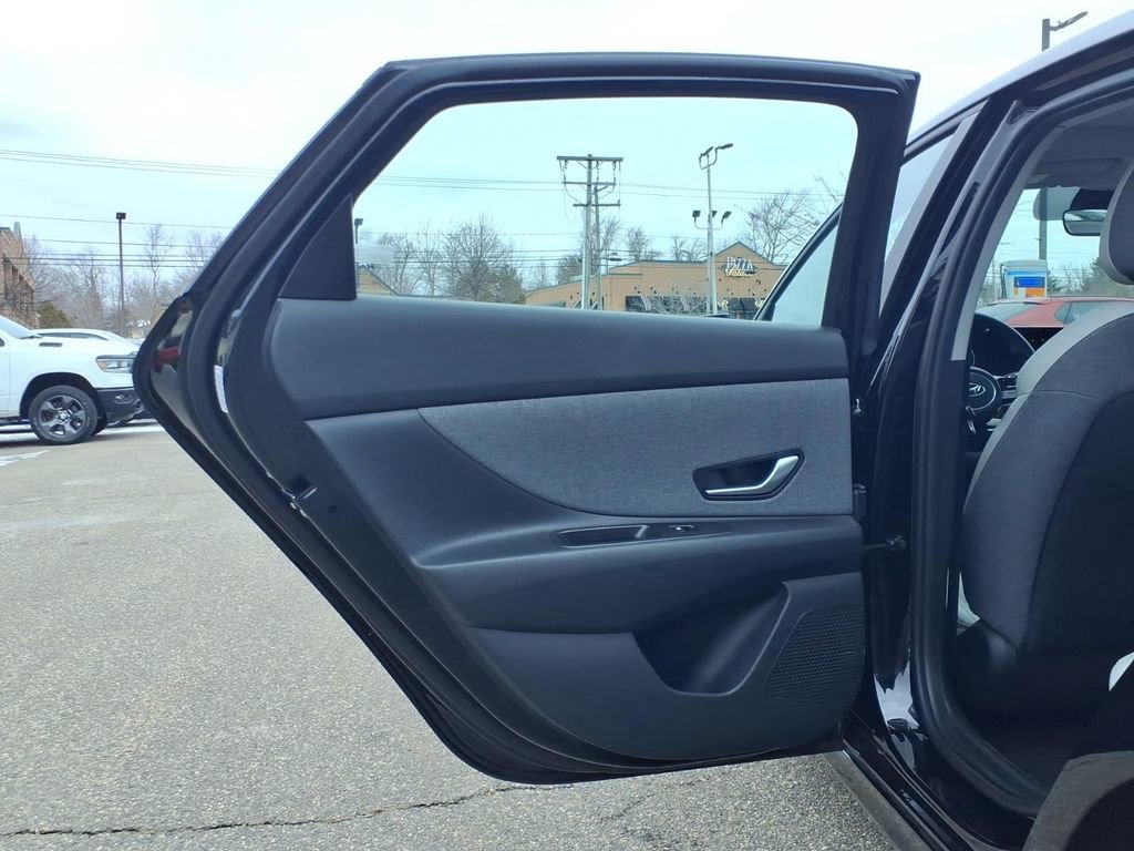 Certified 2022 Hyundai Elantra Limited image 12