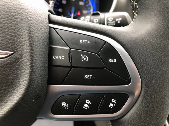 Used 2024 Chrysler Pacifica Touring-L image 7