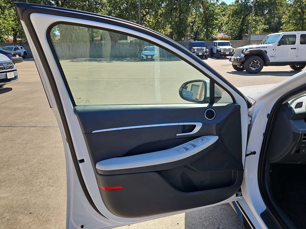Used 2025 Hyundai Sonata SEL FWD image 11
