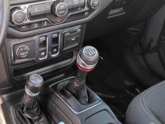 Used 2025 Jeep Wrangler Sport AWD/4WD image 17