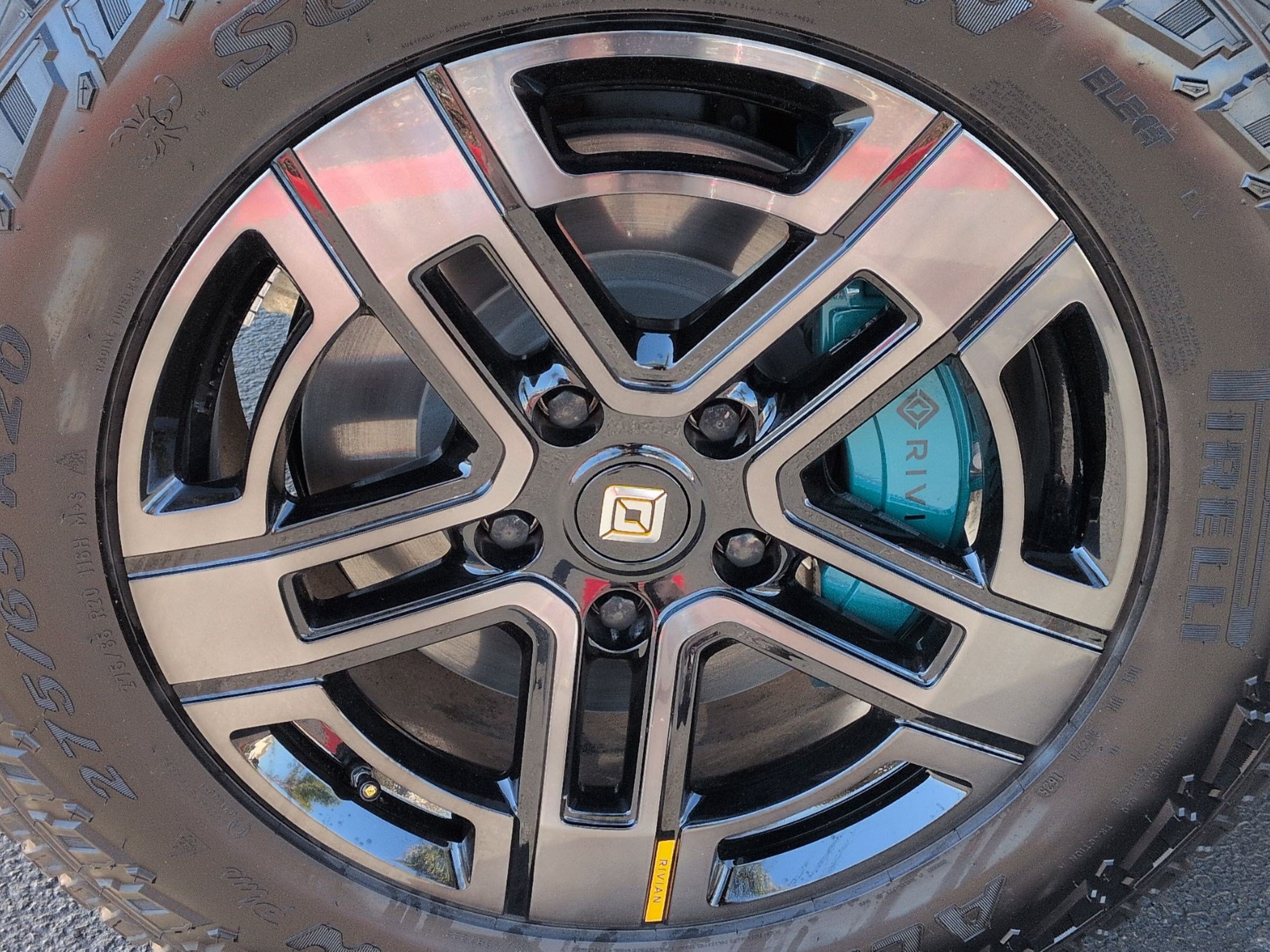 Used 2026 Rivian R1S Premium AWD/4WD image 13