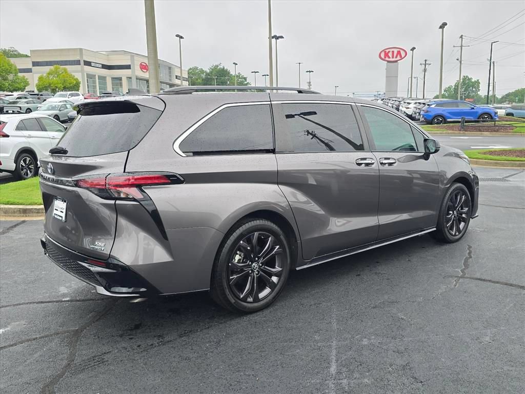 Used 2022 Toyota Sienna XSE FWD image 3