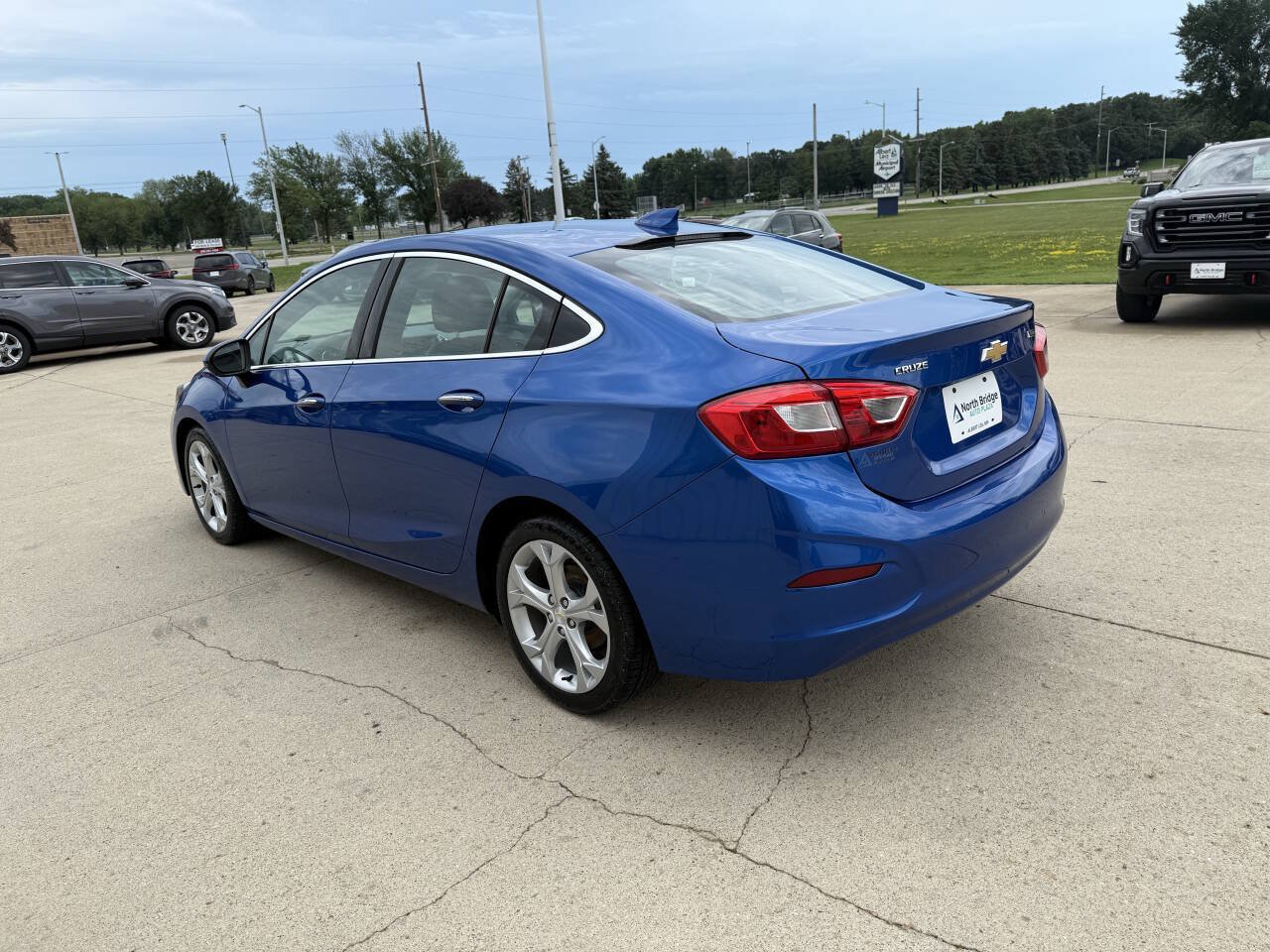 Used 2017 Chevrolet Cruze Premier FWD image 3