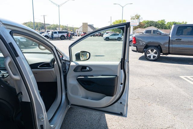 Used 2023 Chrysler Pacifica Touring-L FWD image 15