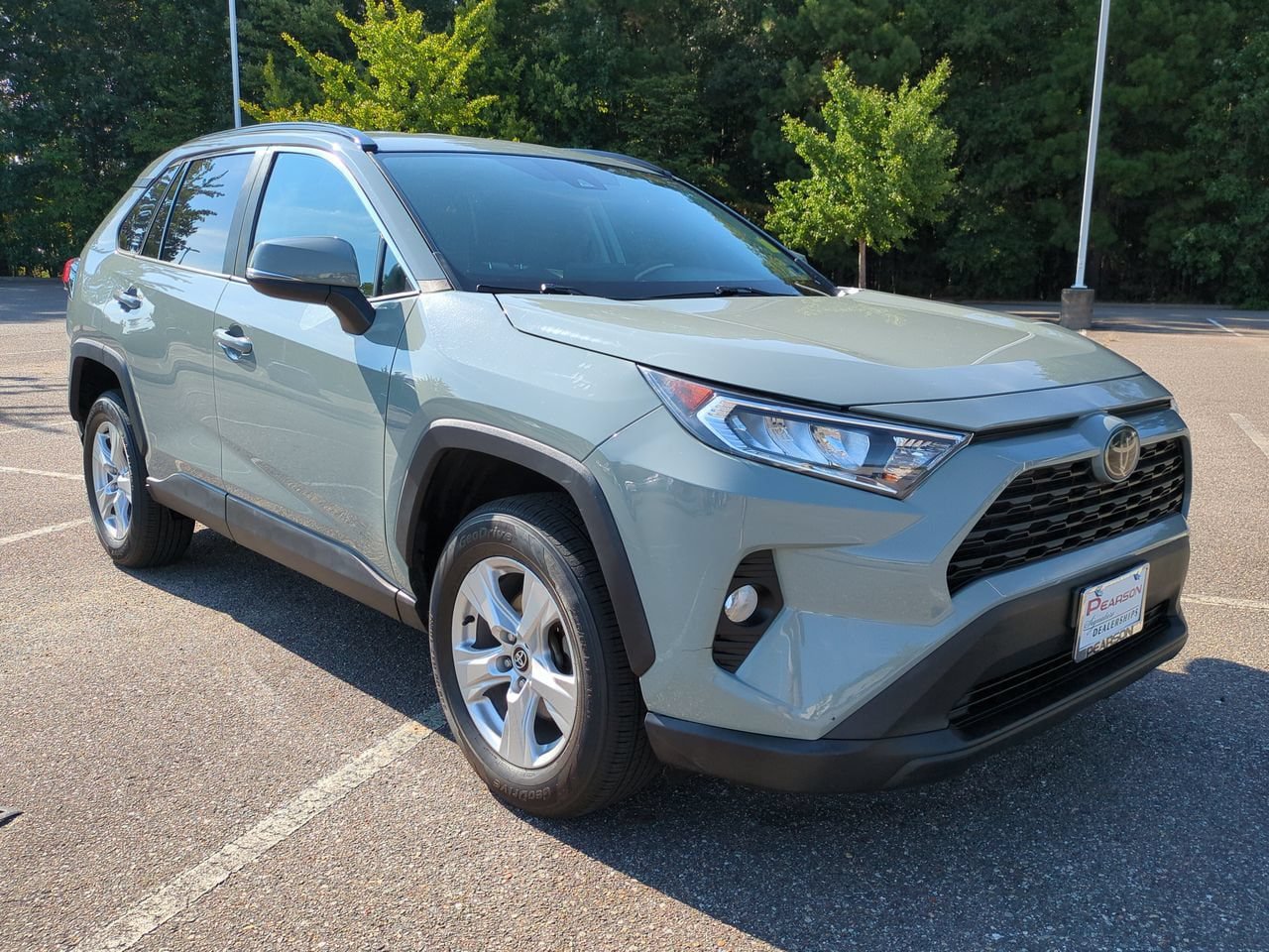 Used 2020 Toyota RAV4 XLE FWD image 2