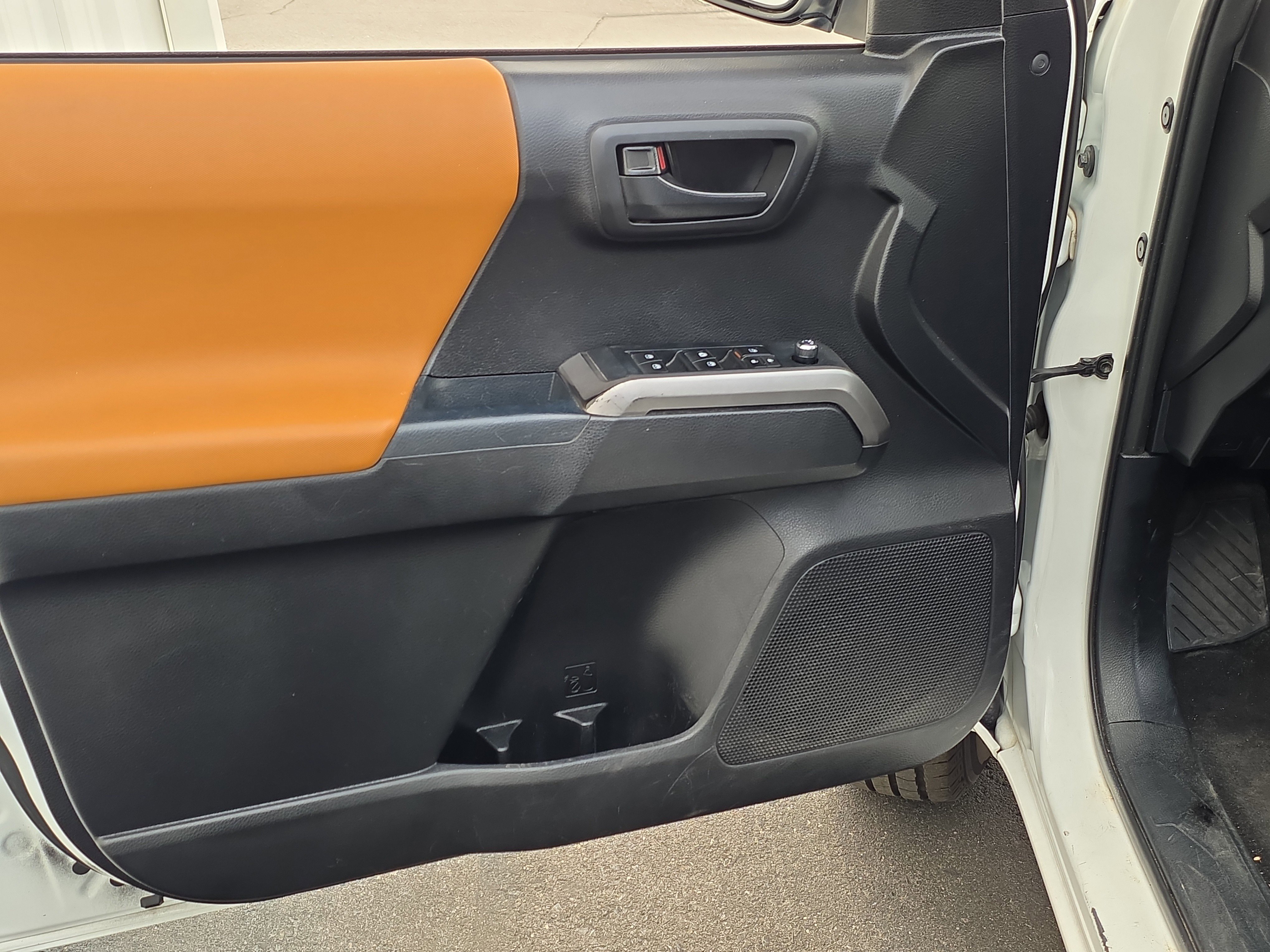 Used 2017 Toyota Tacoma SR5 w/ Tow Package image 11