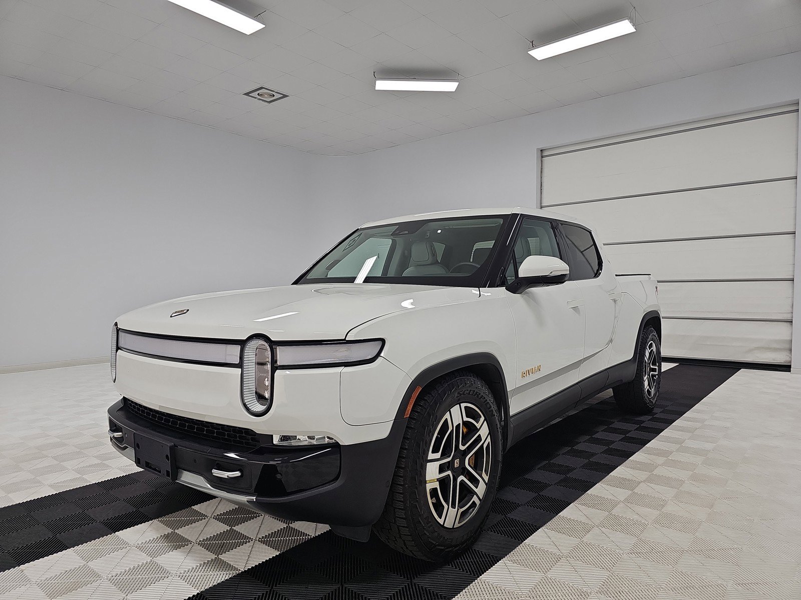 Used 2023 Rivian R1T Adventure image 1