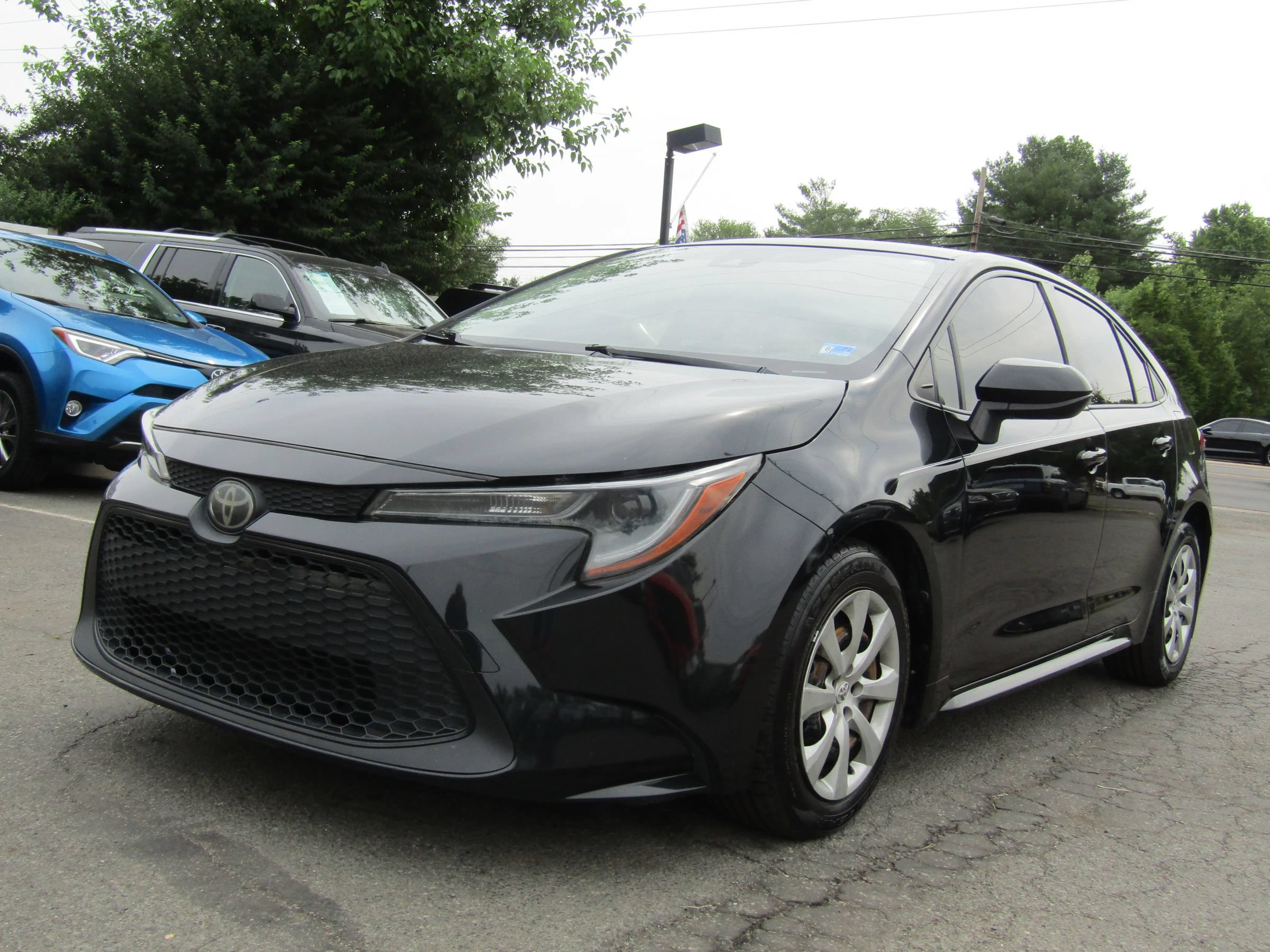 Used 2020 Toyota Corolla LE FWD image 3