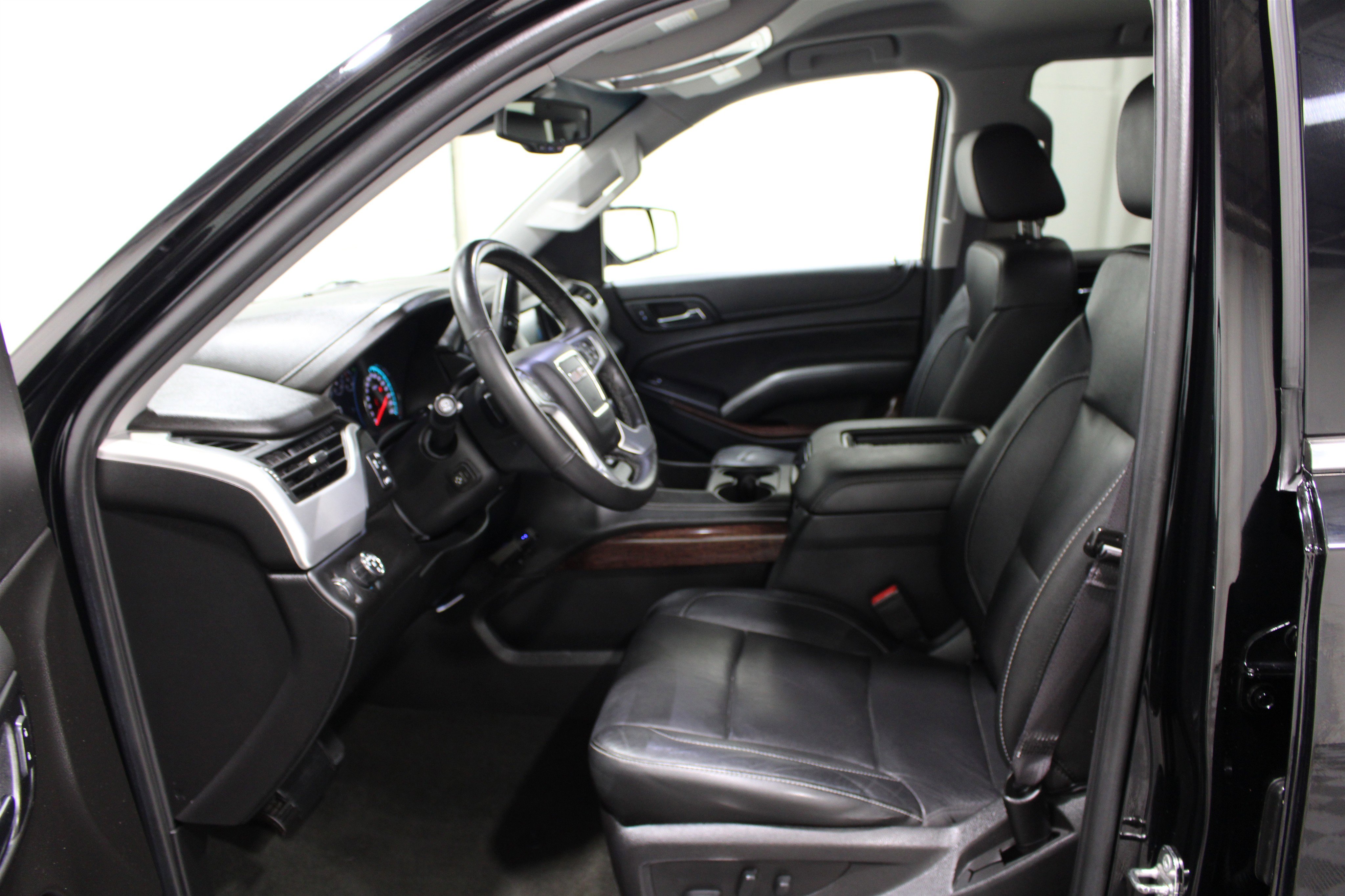 Used 2017 GMC Yukon SLT RWD image 3