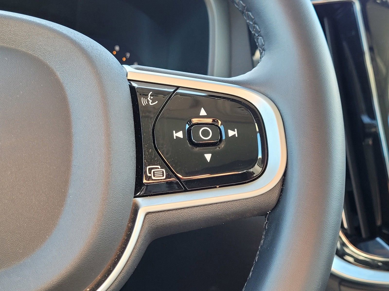 Certified 2025 Volvo V60 B5 Cross Country Plus image 18