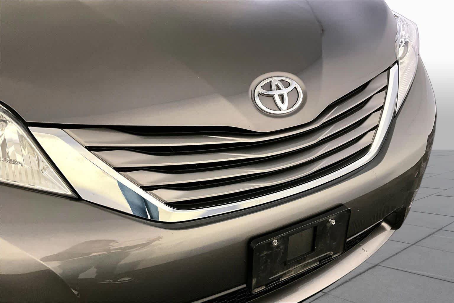 Used 2017 Toyota Sienna XLE w/ XLE Navigation Package AWD/4WD image 32