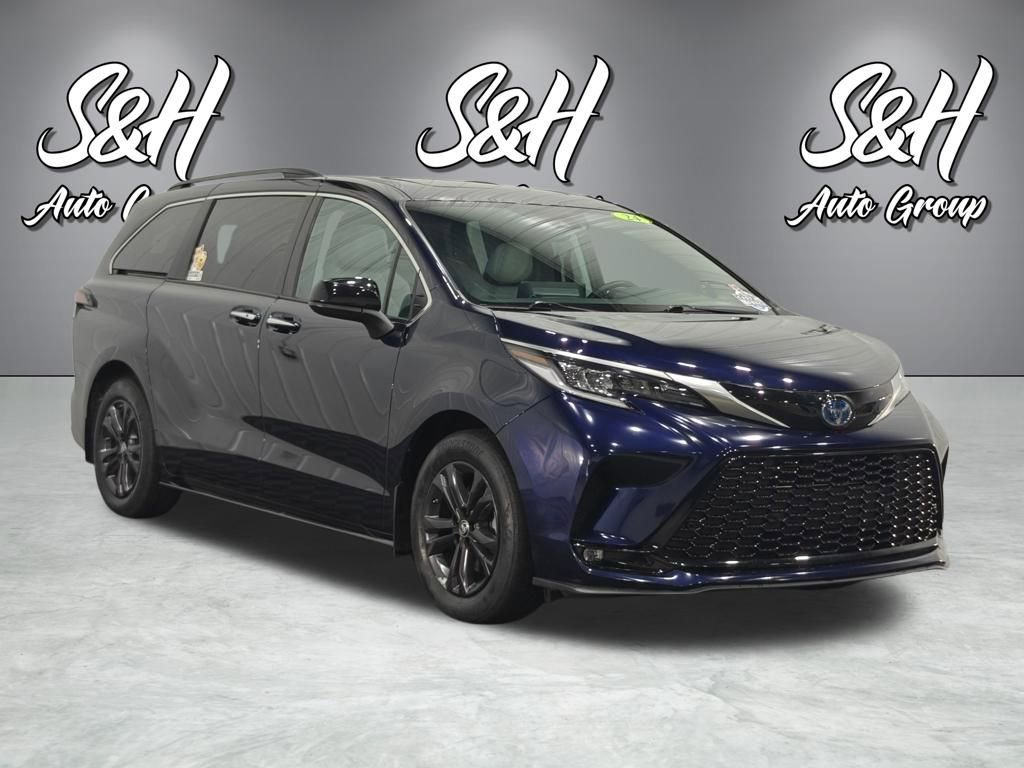 Used 2024 Toyota Sienna XSE w/ XSE Plus Package AWD/4WD image 2