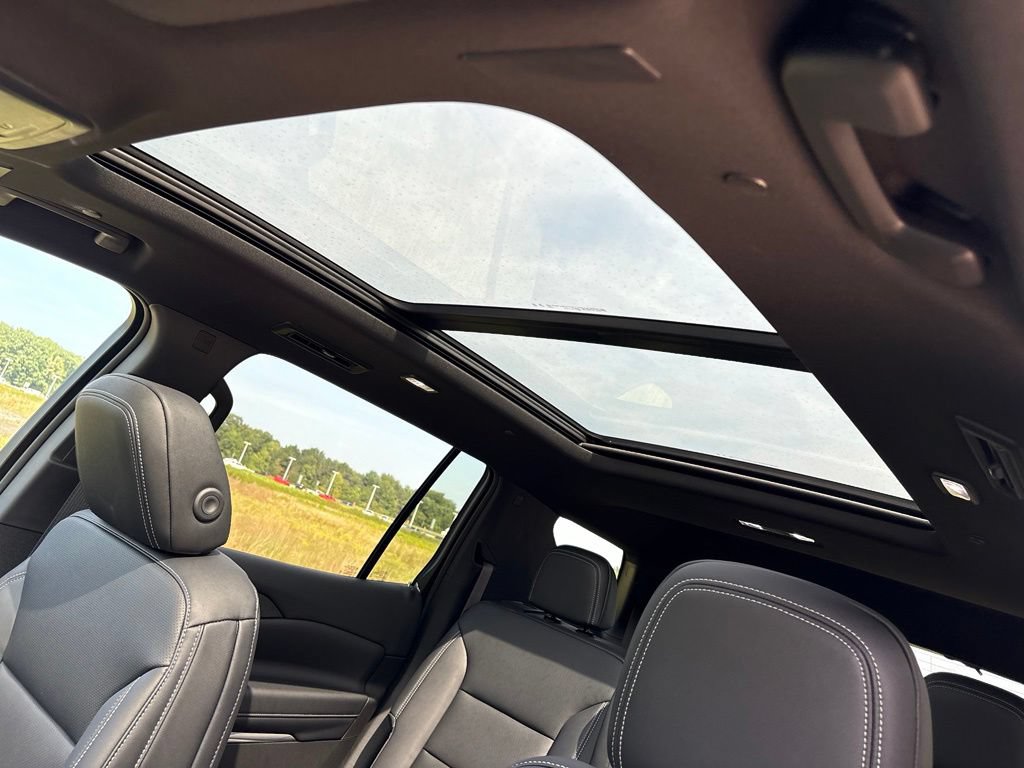 New 2027 Chevrolet Traverse LT w/ Sun and Wheel Package AWD/4WD image 3
