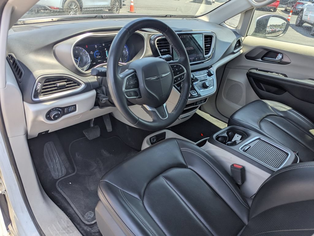 Used 2023 Chrysler Pacifica Touring-L FWD image 24