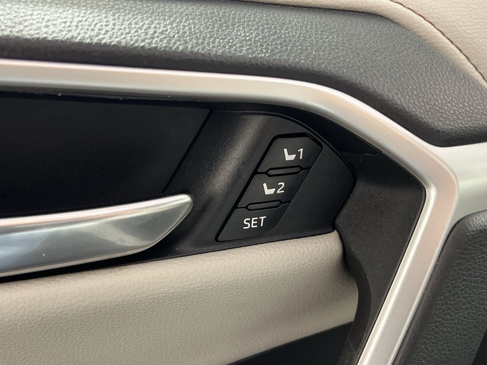 Used 2019 Toyota RAV4 Limited AWD/4WD image 32