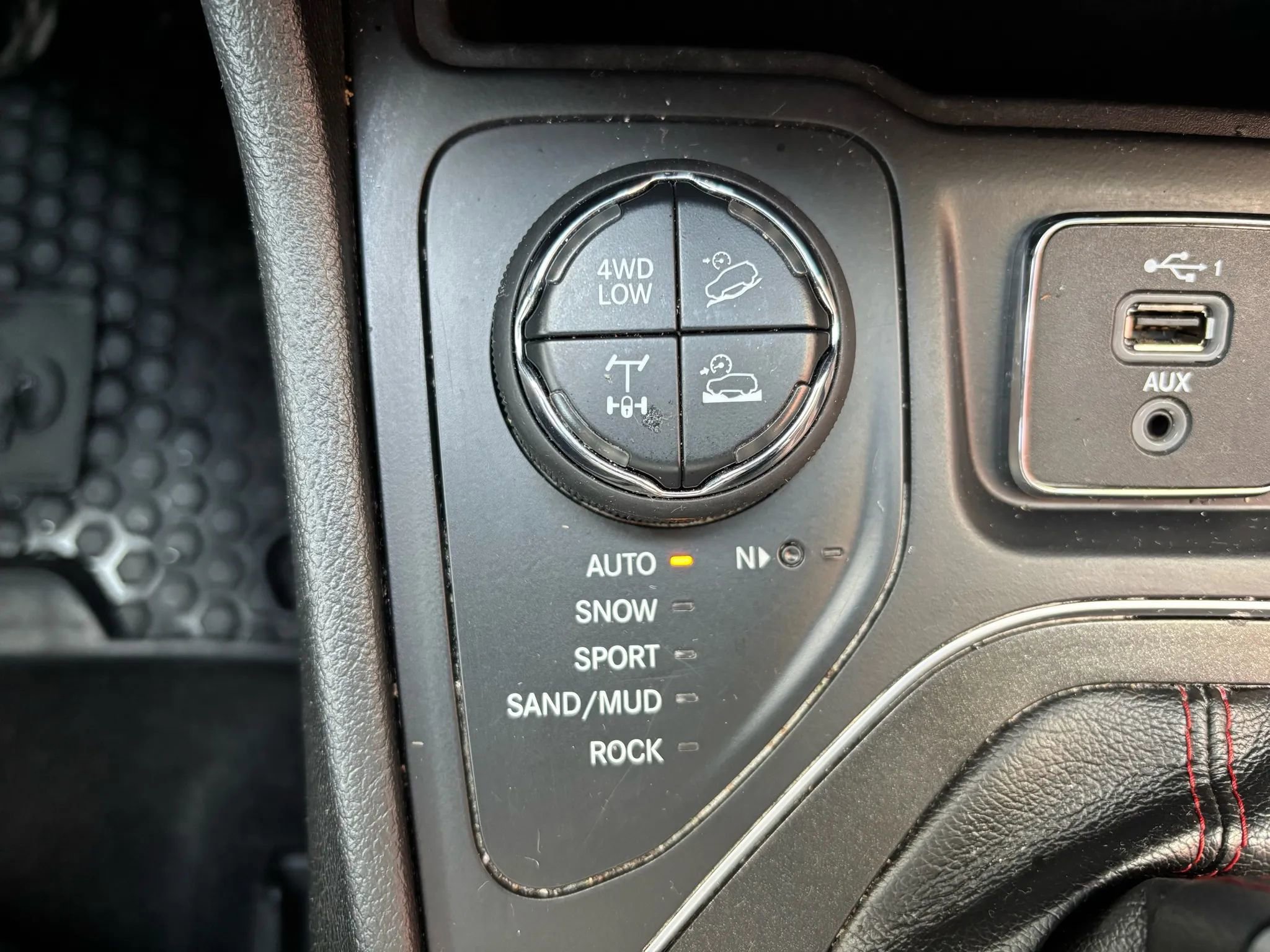 Used 2019 Jeep Cherokee Trailhawk image 25