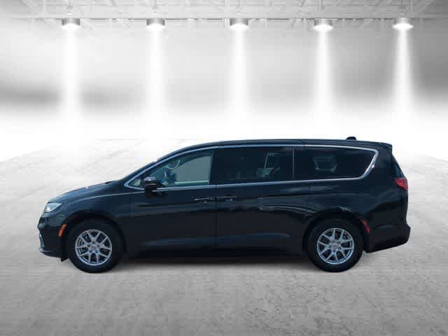 Used 2023 Chrysler Pacifica Touring-L FWD image 5