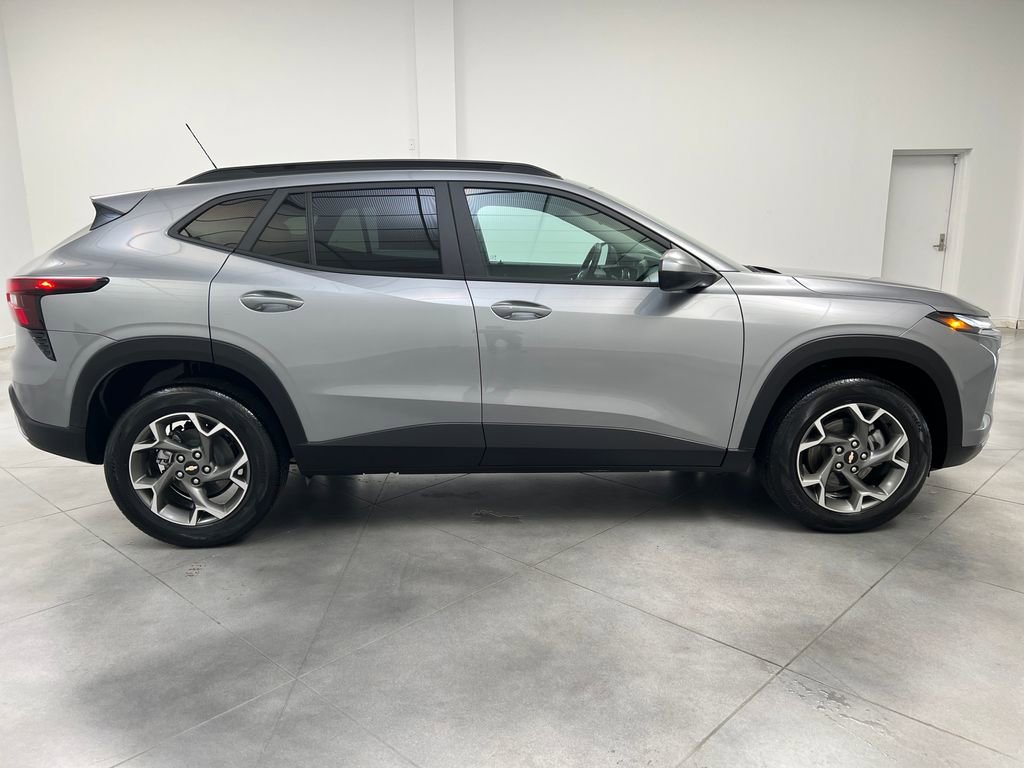 Used 2025 Chevrolet Trax LT w/ LT Convenience Package FWD image 8
