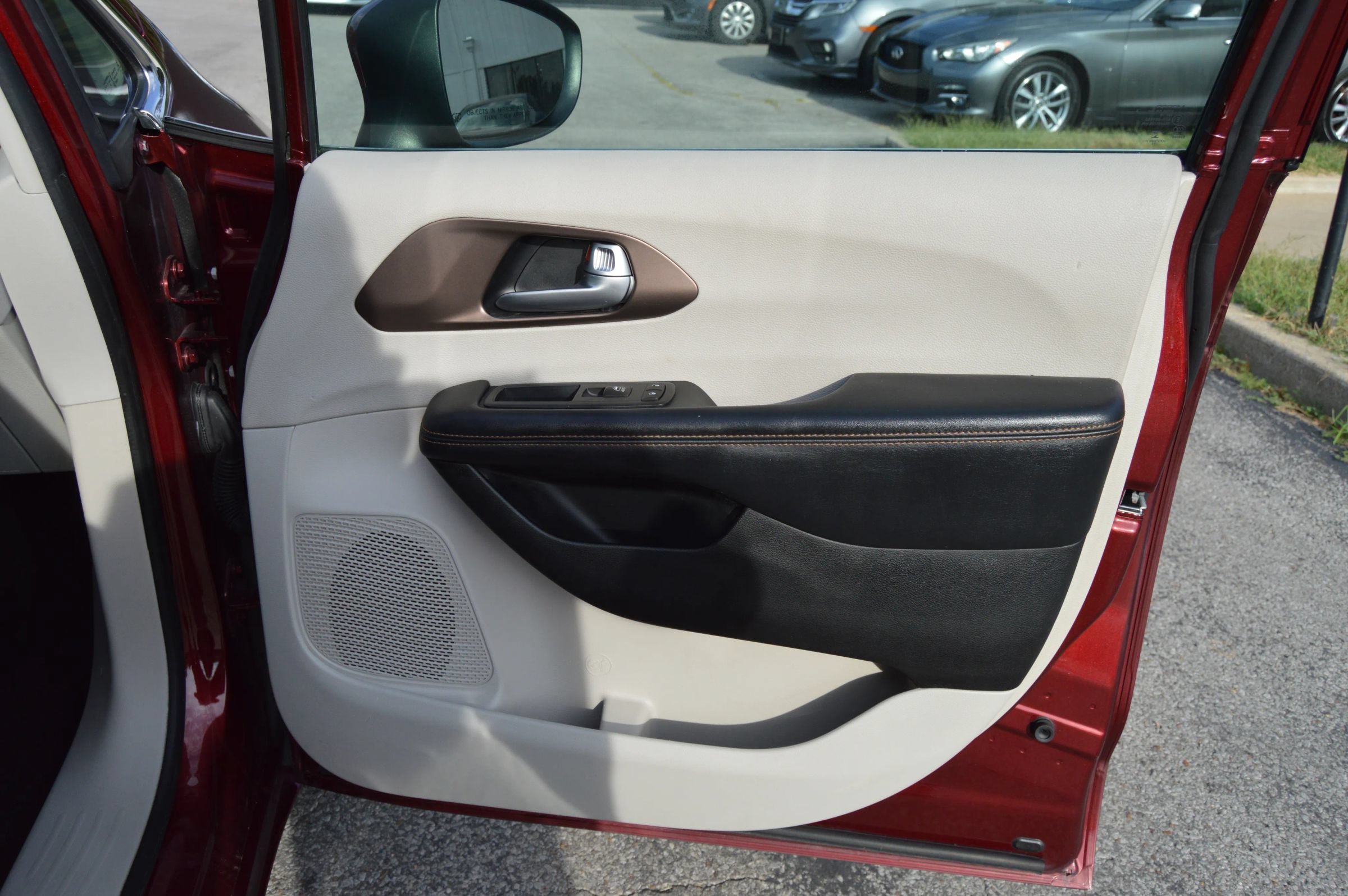 Used 2017 Chrysler Pacifica Touring FWD image 20