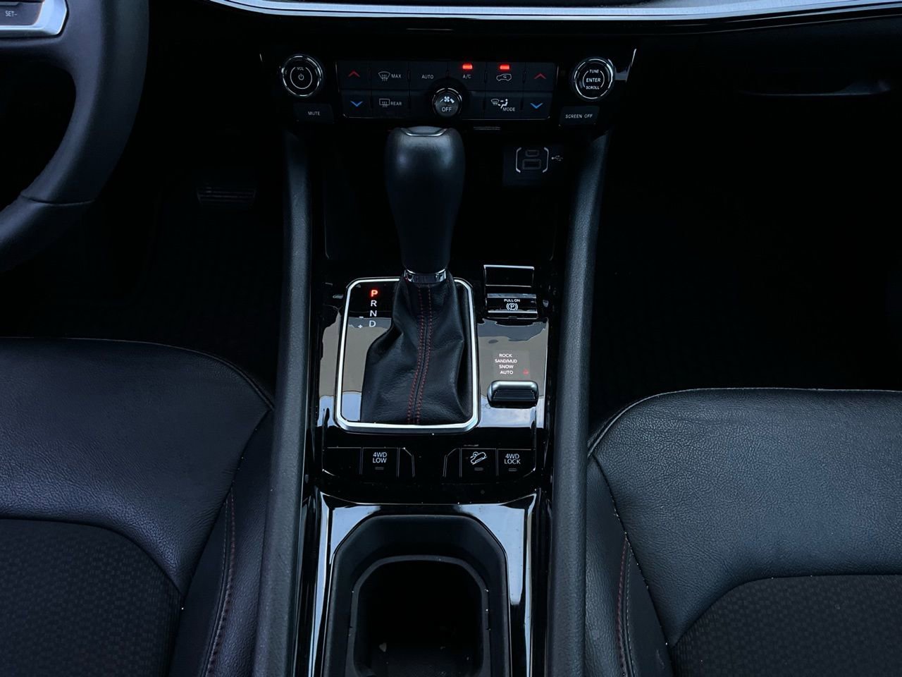 Used 2025 Jeep Compass Trailhawk image 14