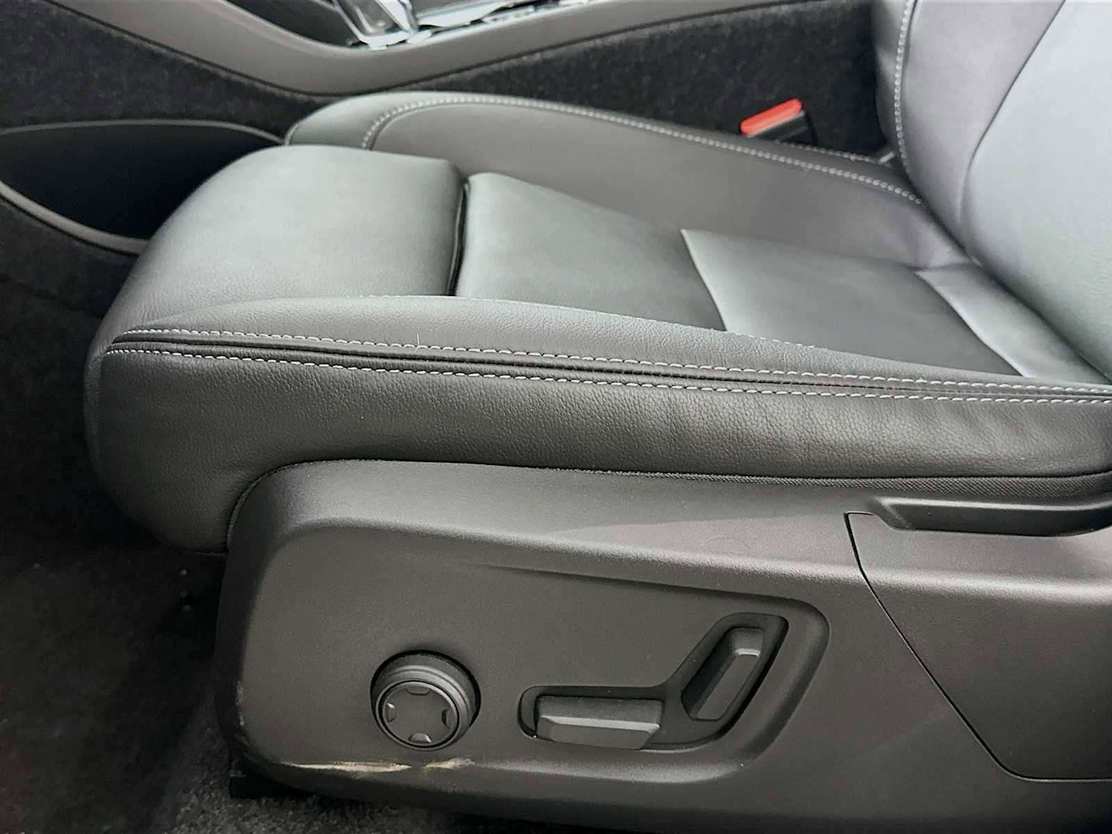 Used 2025 Volvo XC40 B5 Plus w/ Climate Package image 18