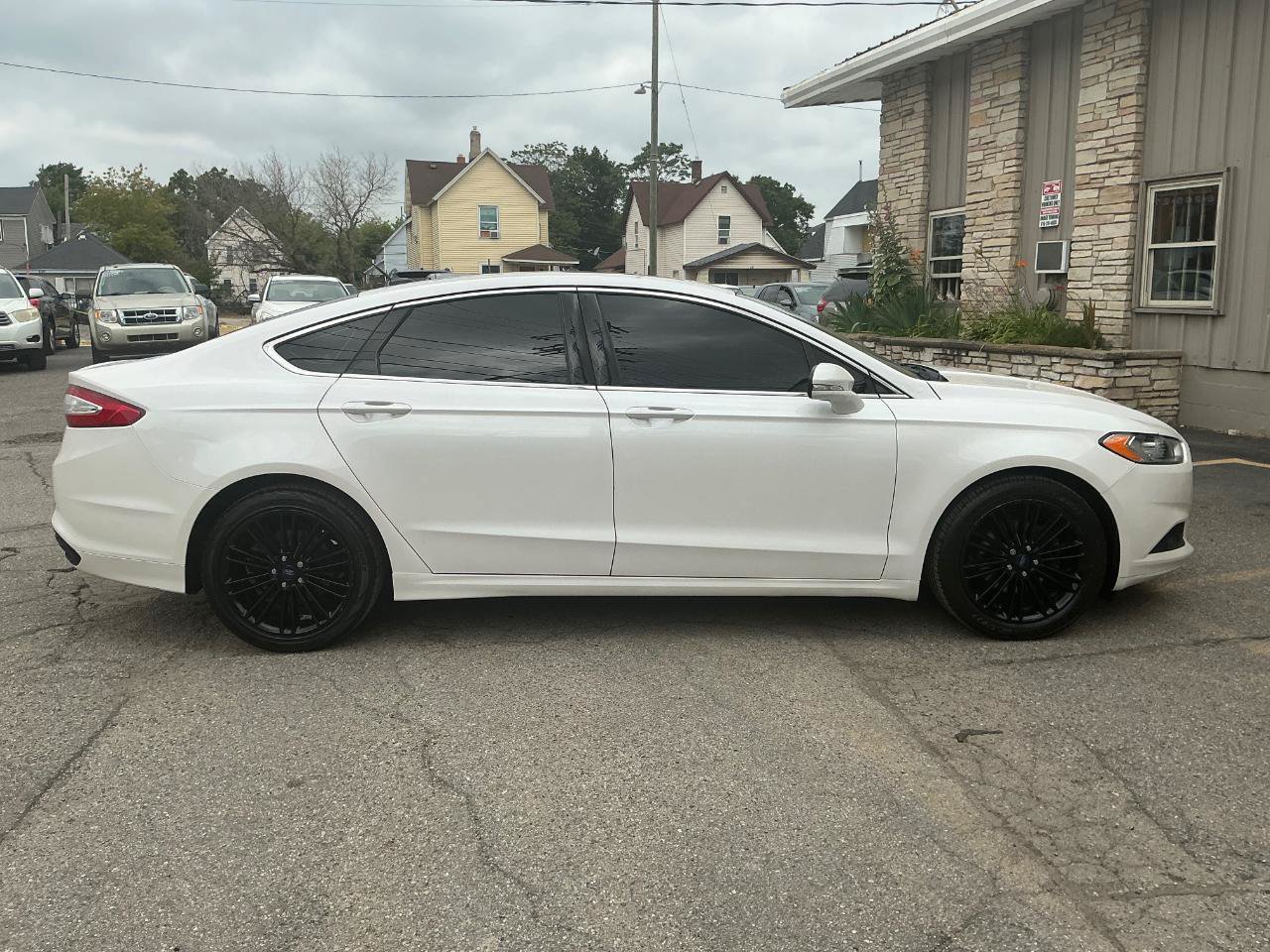 Used 2016 Ford Fusion SE w/ Equipment Group 202A FWD image 2