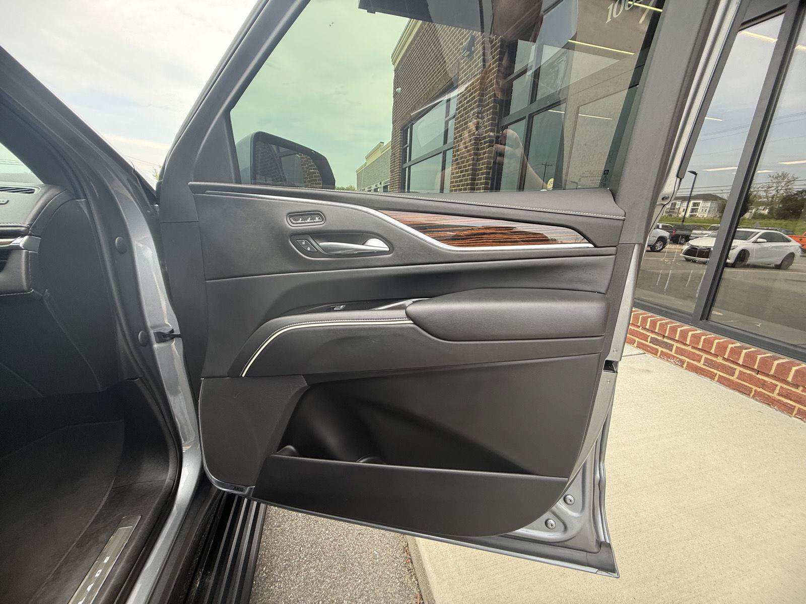 Used 2022 Cadillac Escalade ESV Premium Luxury w/ Performance Package AWD/4WD image 24