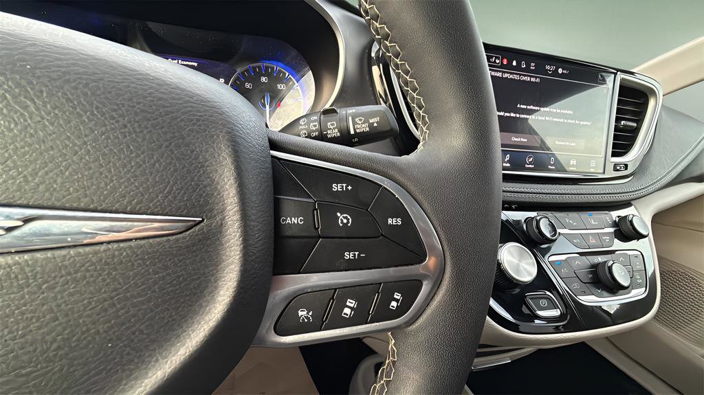 Used 2023 Chrysler Pacifica Touring-L image 27