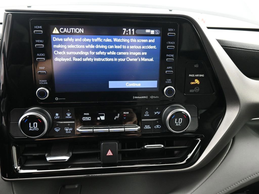 Used 2021 Toyota Highlander LE AWD/4WD image 19