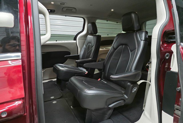 Used 2017 Chrysler Pacifica Touring-L FWD image 19