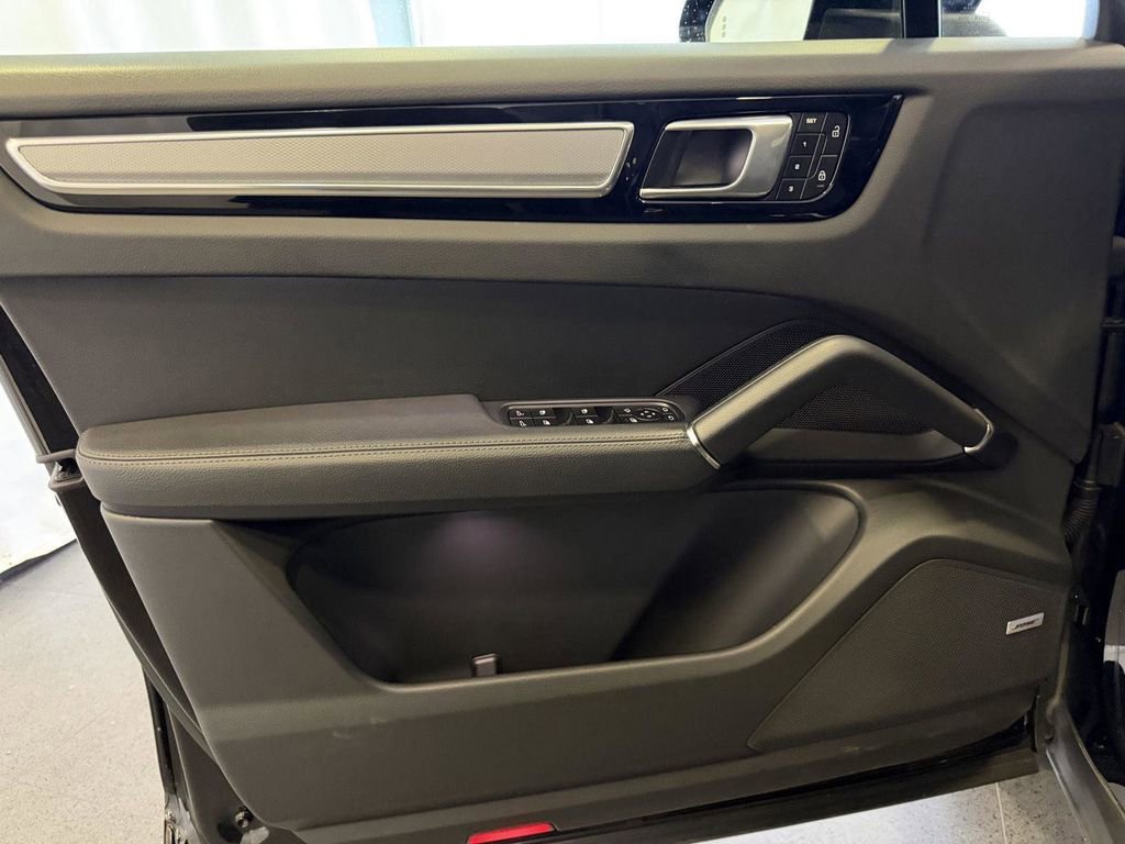 Used 2023 Porsche Cayenne Platinum Edition image 14
