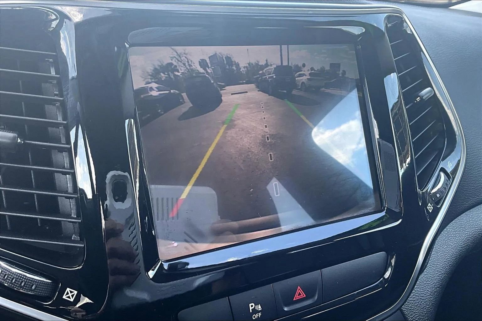 Used 2019 Jeep Cherokee Limited image 22