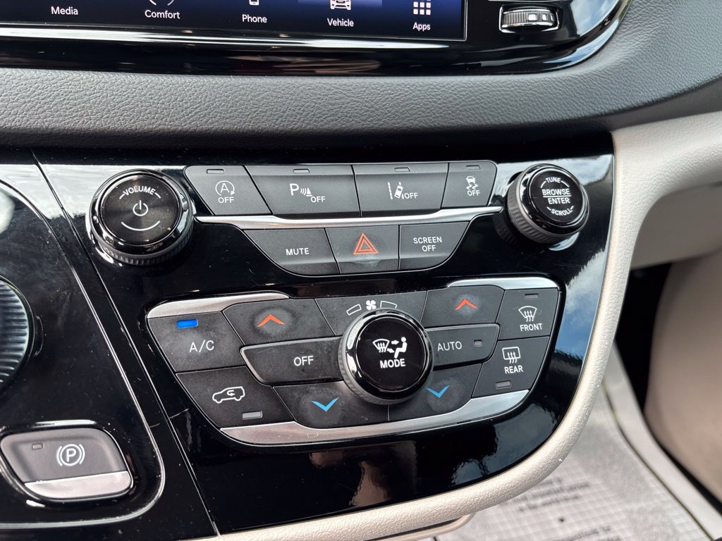 Used 2024 Chrysler Pacifica Touring-L FWD image 16