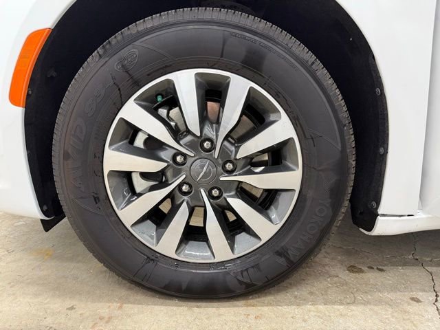 Used 2024 Chrysler Pacifica Select image 28