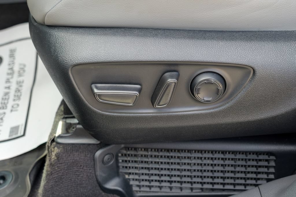 Used 2024 Toyota Sienna XLE w/ XLE Plus Package FWD image 23
