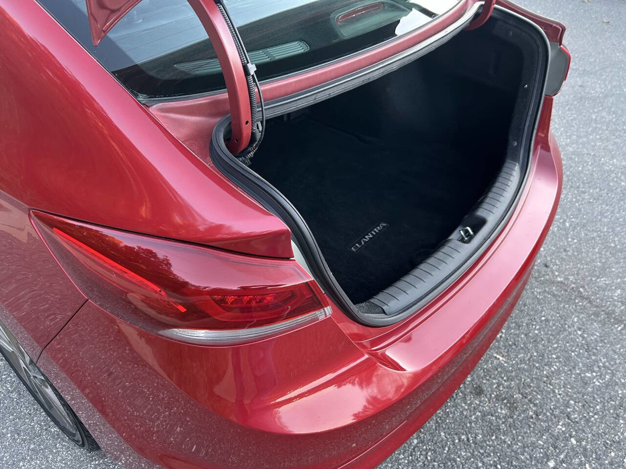 Used 2017 Hyundai Elantra Limited image 25