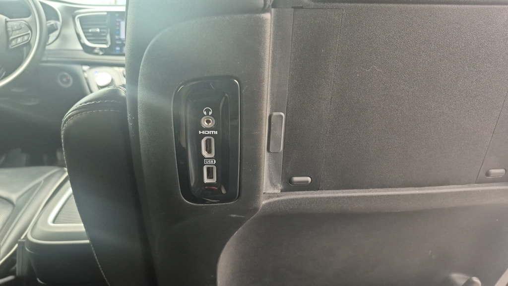 Used 2020 Chrysler Pacifica Limited w/ Advanced Safetytec Group FWD image 35