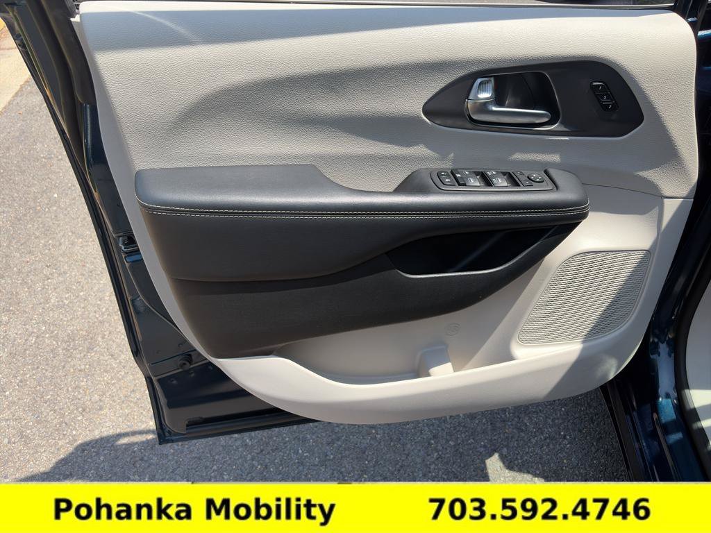 Used 2023 Chrysler Pacifica Touring-L FWD image 24