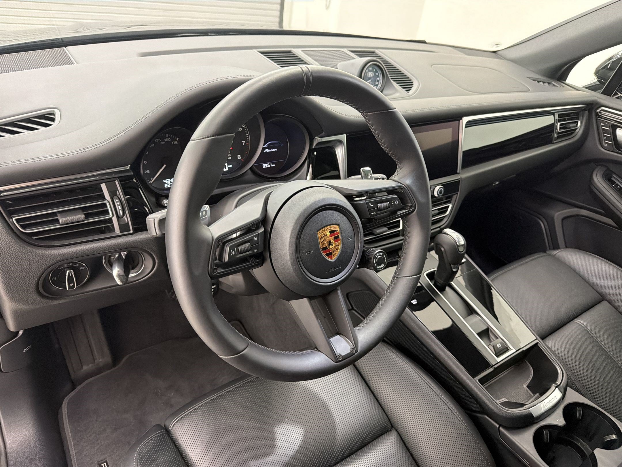 Used 2026 Porsche Macan AWD/4WD image 4