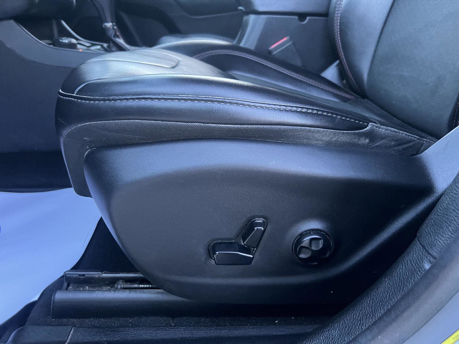 Used 2019 Jeep Cherokee Trailhawk w/ Cold Weather Group image 10