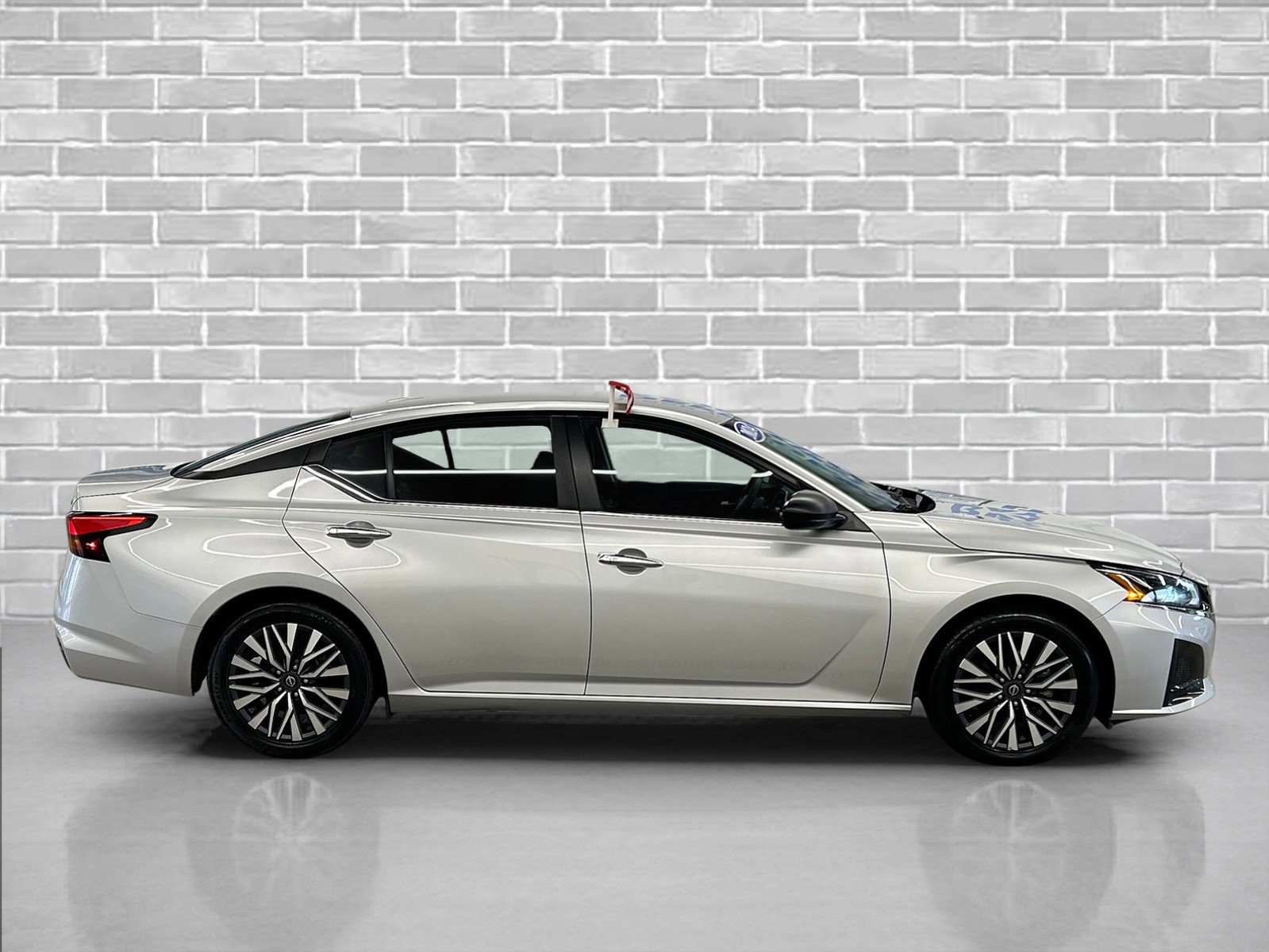 Used 2024 Nissan Altima 2.5 SV image 6